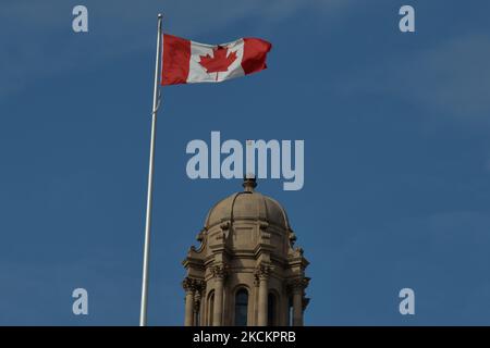 Kanadische Flagge über dem Alberta Legislature Building in Edmonton. Am Donnerstag, den 2. September 2021, in Edmonton, Alberta, Kanada. (Foto von Artur Widak/NurPhoto) Stockfoto