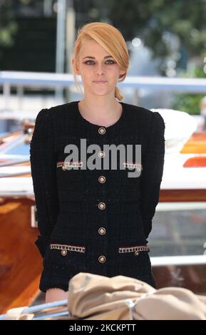 DIE US-Schauspielerin Kristen Stewart kommt am 3. September 2021 während des Filmfestivals in Venedig 78. am Lido am Pier des Excelsior Hotels an. (Foto von Matteo Chinellato/NurPhoto) Stockfoto
