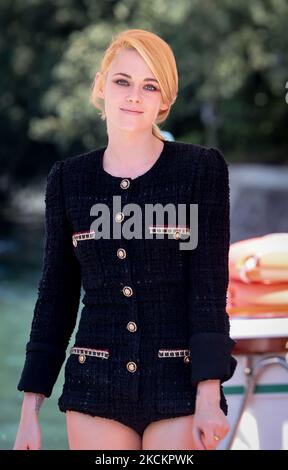 DIE US-Schauspielerin Kristen Stewart kommt am 3. September 2021 während des Filmfestivals in Venedig 78. am Lido am Pier des Excelsior Hotels an. (Foto von Matteo Chinellato/NurPhoto) Stockfoto