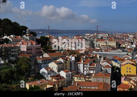 Gesamtansicht der Stadt Lissabon vom Aussichtspunkt Graça aus gesehen. 01. September 2021. Portugal ist nach wie vor das sechste Land in der Europäischen Union mit den meisten neuen Fällen von SARS-CoV-2-Infektionen, so die Website „Unsere Welt in Daten“. Die portugiesischen Gesundheitsbehörden meldeten neun weitere Todesfälle und 1072 Todesfälle. (Foto von Jorge Mantilla/NurPhoto) Stockfoto