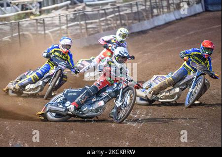 Dan Bewley (Weiß) führt Kyle Howarth (Rot) Josh Pickering (Blau) und Tom Brennan (Gelb) während des SGB Premiership-Spiels zwischen Sheffield Tigers und Belle Vue Aces am Donnerstag, dem 2.. September 2021 im Owlerton Stadium, Sheffield, an. (Foto von Ian Charles/MI News/NurPhoto) Stockfoto