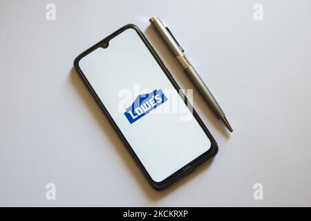 In dieser Fototafel wird am 3. September 2021 in Athen, Griechenland, ein Lowes Logo auf einem Smartphone-Bildschirm und ein Bleistift angezeigt. (Foto von Nikolas Kokovlis/NurPhoto) Stockfoto