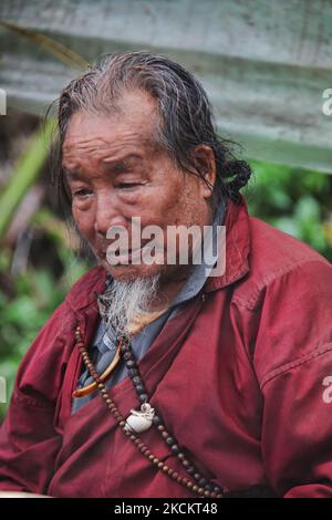 Ein 90-jähriger Lepcha-Bomthing (Lepcha-Priester) singt am 05. Juni 2010 während einer Tieropferzeremonie in einem kleinen Dorf tief im Dschungel in Sikkim, Indien, Gebete, um böse Geister zu besänftigen. Viele Dorfbewohner sind ohne jegliche Unterstützung gestorben, deshalb haben die Dörfer von Lepcha die Bombe geschickt, um die bösen Geister zu beseitigen, die im Dorf zu Tode kamen. Diese Zeremonie soll das Dorf 180 Jahre lang schützen, nachdem es vorgeformt wurde. (Foto von Creative Touch Imaging Ltd./NurPhoto) Stockfoto