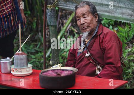 Ein 90-jähriger Lepcha-Bomthing (Lepcha-Priester) singt am 05. Juni 2010 während einer Tieropferzeremonie in einem kleinen Dorf tief im Dschungel in Sikkim, Indien, Gebete, um böse Geister zu besänftigen. Viele Dorfbewohner sind ohne jegliche Unterstützung gestorben, deshalb haben die Dörfer von Lepcha die Bombe geschickt, um die bösen Geister zu beseitigen, die im Dorf zu Tode kamen. Diese Zeremonie soll das Dorf 180 Jahre lang schützen, nachdem es vorgeformt wurde. (Foto von Creative Touch Imaging Ltd./NurPhoto) Stockfoto