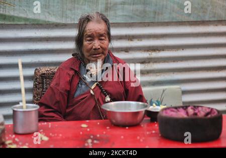 Ein 90-jähriger Lepcha-Bomthing (Lepcha-Priester) singt am 05. Juni 2010 während einer Tieropferzeremonie in einem kleinen Dorf tief im Dschungel in Sikkim, Indien, Gebete, um böse Geister zu besänftigen. Viele Dorfbewohner sind ohne jegliche Unterstützung gestorben, deshalb haben die Dörfer von Lepcha die Bombe geschickt, um die bösen Geister zu beseitigen, die im Dorf zu Tode kamen. Diese Zeremonie soll das Dorf 180 Jahre lang schützen, nachdem es vorgeformt wurde. (Foto von Creative Touch Imaging Ltd./NurPhoto) Stockfoto