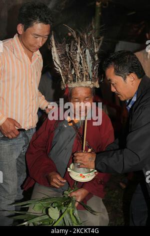 Ein 90-jähriger Lepcha-Bomthing (Lepcha-Priester) trinkt che (ein traditionelles Hirsebier), während er während einer Tieropferzeremonie betet, um böse Geister in einem kleinen Dorf tief im Dschungel in Sikkim, Indien, am 05. Juni 2010 zu besänftigen. Viele Dorfbewohner sind ohne jegliche Unterstützung gestorben, deshalb haben die Dörfer von Lepcha die Bombe geschickt, um die bösen Geister zu beseitigen, die im Dorf zu Tode kamen. Diese Zeremonie soll das Dorf 180 Jahre lang schützen, nachdem es vorgeformt wurde. (Foto von Creative Touch Imaging Ltd./NurPhoto) Stockfoto