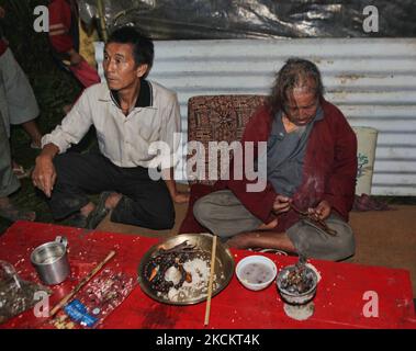 Ein 90-jähriger Lepcha-Bomthing (Lepcha-Priester) singt am 05. Juni 2010 während einer Tieropferzeremonie in einem kleinen Dorf tief im Dschungel in Sikkim, Indien, Gebete, um böse Geister zu besänftigen. Viele Dorfbewohner sind ohne jegliche Unterstützung gestorben, deshalb haben die Dörfer von Lepcha die Bombe geschickt, um die bösen Geister zu beseitigen, die im Dorf zu Tode kamen. Diese Zeremonie soll das Dorf 180 Jahre lang schützen, nachdem es vorgeformt wurde. (Foto von Creative Touch Imaging Ltd./NurPhoto) Stockfoto