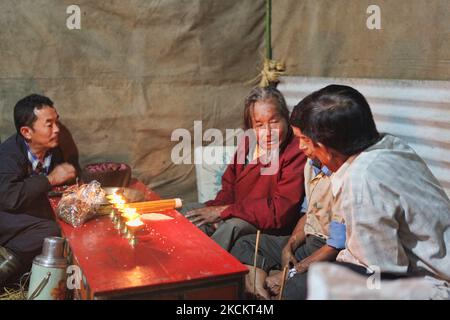 Ein 90-jähriger Lepcha-Bomthing (Lepcha-Priester) spricht mit Dorfbewohnern, bevor er während einer Tieropferzeremonie in einem kleinen Dorf tief im Dschungel in Sikkim, Indien, am 05. Juni 2010 Gebete ausrichtet, um böse Geister zu besänftigen. Viele Dorfbewohner sind ohne jegliche Unterstützung gestorben, deshalb haben die Dörfer von Lepcha die Bombe geschickt, um die bösen Geister zu beseitigen, die im Dorf zu Tode kamen. Diese Zeremonie soll das Dorf 180 Jahre lang schützen, nachdem es vorgeformt wurde. (Foto von Creative Touch Imaging Ltd./NurPhoto) Stockfoto