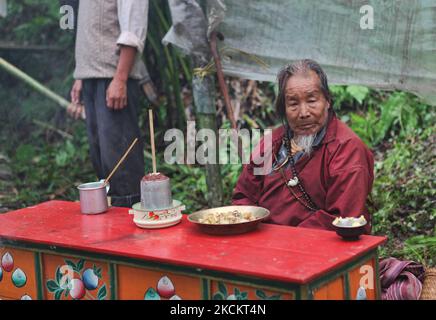 Ein 90-jähriger Lepcha-Bomthing (Lepcha-Priester) singt am 05. Juni 2010 während einer Tieropferzeremonie in einem kleinen Dorf tief im Dschungel in Sikkim, Indien, Gebete, um böse Geister zu besänftigen. Viele Dorfbewohner sind ohne jegliche Unterstützung gestorben, deshalb haben die Dörfer von Lepcha die Bombe geschickt, um die bösen Geister zu beseitigen, die im Dorf zu Tode kamen. Diese Zeremonie soll das Dorf 180 Jahre lang schützen, nachdem es vorgeformt wurde. (Foto von Creative Touch Imaging Ltd./NurPhoto) Stockfoto