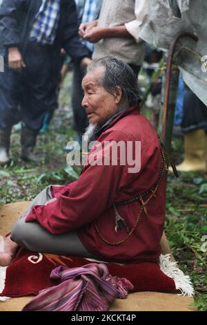 Ein 90-jähriger Lepcha-Bomthing (Lepcha-Priester) singt am 05. Juni 2010 während einer Tieropferzeremonie in einem kleinen Dorf tief im Dschungel in Sikkim, Indien, Gebete, um böse Geister zu besänftigen. Viele Dorfbewohner sind ohne jegliche Unterstützung gestorben, deshalb haben die Dörfer von Lepcha die Bombe geschickt, um die bösen Geister zu beseitigen, die im Dorf zu Tode kamen. Diese Zeremonie soll das Dorf 180 Jahre lang schützen, nachdem es vorgeformt wurde. (Foto von Creative Touch Imaging Ltd./NurPhoto) Stockfoto