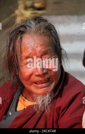 Ein 90-jähriger Lepcha-Bomthing (Lepcha-Priester) singt am 05. Juni 2010 während einer Tieropferzeremonie, um böse Geister in einem kleinen Dorf tief im Dschungel in Sikkim, Indien, zu besänftigen. Viele Dorfbewohner sind ohne jegliche Unterstützung gestorben, deshalb haben die Dörfer von Lepcha die Bombe geschickt, um die bösen Geister zu beseitigen, die im Dorf zu Tode kamen. Diese Zeremonie soll das Dorf 180 Jahre lang schützen, nachdem es vorgeformt wurde. (Foto von Creative Touch Imaging Ltd./NurPhoto) Stockfoto