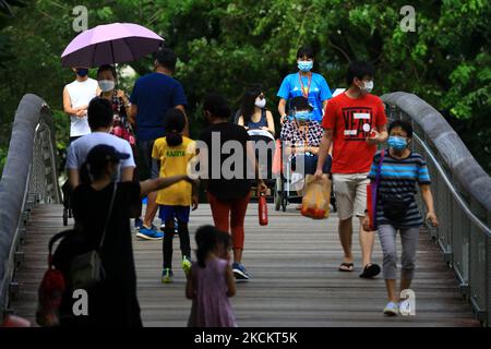 Menschen mit Schutzmaske laufen am 4. September 2021 in Singapur in einem Park. (Foto von Suhaimi Abdullah/NurPhoto) Stockfoto