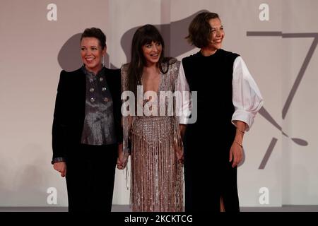 Olivia Colman, Dakota Johnson und die Regisseurin Maggie Gyllenhaal besuchen den roten Teppich des Films „The Lost Daughter“ während des Internationalen Filmfestivals von Venedig 78. am 03. September 2021 in Venedig, Italien. (Foto von Luca Carlino/NurPhoto) Stockfoto
