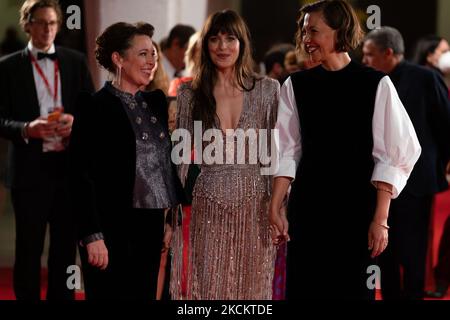 Olivia Colman, Dakota Johnson und die Regisseurin Maggie Gyllenhaal besuchen den roten Teppich des Films „The Lost Daughter“ während des Internationalen Filmfestivals von Venedig 78. am 03. September 2021 in Venedig, Italien. (Foto von Luca Carlino/NurPhoto) Stockfoto