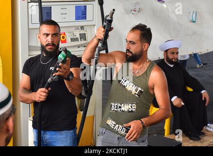 Ein sunnitisch-muslimischer Geistlicher hält während der Freitagsgebete, die am 3. September 2021 in einer Tankstelle südlich der libanesischen Hauptstadt Beirut, inmitten anhaltender sozioökonomischer und politischer Krisen, gehalten werden, eine "Khutab" (Predigt). - Die Krise hat zu Engpässen bei fast allem geführt, von Brennstoff über Strom bis hin zu Brot, mit Stromausfällen von bis zu 22 Stunden am Tag und Brennstoffen für private Generatoren, die immer knapper werden. (Foto von Fadel Itani/NurPhoto) Stockfoto