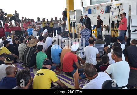 Ein sunnitisch-muslimischer Geistlicher hält während der Freitagsgebete, die am 3. September 2021 in einer Tankstelle südlich der libanesischen Hauptstadt Beirut, inmitten anhaltender sozioökonomischer und politischer Krisen, gehalten werden, eine "Khutab" (Predigt). - Die Krise hat zu Engpässen bei fast allem geführt, von Brennstoff über Strom bis hin zu Brot, mit Stromausfällen von bis zu 22 Stunden am Tag und Brennstoffen für private Generatoren, die immer knapper werden. (Foto von Fadel Itani/NurPhoto) Stockfoto