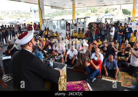 Ein sunnitisch-muslimischer Geistlicher hält während der Freitagsgebete, die am 3. September 2021 in einer Tankstelle südlich der libanesischen Hauptstadt Beirut, inmitten anhaltender sozioökonomischer und politischer Krisen, gehalten werden, eine "Khutab" (Predigt). - Die Krise hat zu Engpässen bei fast allem geführt, von Brennstoff über Strom bis hin zu Brot, mit Stromausfällen von bis zu 22 Stunden am Tag und Brennstoffen für private Generatoren, die immer knapper werden. (Foto von Fadel Itani/NurPhoto) Stockfoto