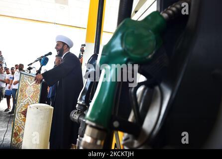 Ein sunnitisch-muslimischer Geistlicher hält während der Freitagsgebete, die am 3. September 2021 in einer Tankstelle südlich der libanesischen Hauptstadt Beirut, inmitten anhaltender sozioökonomischer und politischer Krisen, gehalten werden, eine "Khutab" (Predigt). - Die Krise hat zu Engpässen bei fast allem geführt, von Brennstoff über Strom bis hin zu Brot, mit Stromausfällen von bis zu 22 Stunden am Tag und Brennstoffen für private Generatoren, die immer knapper werden. (Foto von Fadel Itani/NurPhoto) Stockfoto