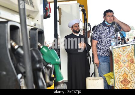 Ein sunnitisch-muslimischer Geistlicher hält während der Freitagsgebete, die am 3. September 2021 in einer Tankstelle südlich der libanesischen Hauptstadt Beirut, inmitten anhaltender sozioökonomischer und politischer Krisen, gehalten werden, eine "Khutab" (Predigt). - Die Krise hat zu Engpässen bei fast allem geführt, von Brennstoff über Strom bis hin zu Brot, mit Stromausfällen von bis zu 22 Stunden am Tag und Brennstoffen für private Generatoren, die immer knapper werden. (Foto von Fadel Itani/NurPhoto) Stockfoto