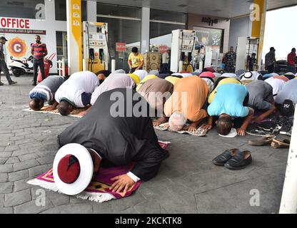 Ein sunnitisch-muslimischer Geistlicher hält während der Freitagsgebete, die am 3. September 2021 in einer Tankstelle südlich der libanesischen Hauptstadt Beirut, inmitten anhaltender sozioökonomischer und politischer Krisen, gehalten werden, eine "Khutab" (Predigt). - Die Krise hat zu Engpässen bei fast allem geführt, von Brennstoff über Strom bis hin zu Brot, mit Stromausfällen von bis zu 22 Stunden am Tag und Brennstoffen für private Generatoren, die immer knapper werden. (Foto von Fadel Itani/NurPhoto) Stockfoto