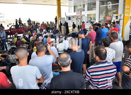 Ein sunnitisch-muslimischer Geistlicher hält während der Freitagsgebete, die am 3. September 2021 in einer Tankstelle südlich der libanesischen Hauptstadt Beirut, inmitten anhaltender sozioökonomischer und politischer Krisen, gehalten werden, eine "Khutab" (Predigt). - Die Krise hat zu Engpässen bei fast allem geführt, von Brennstoff über Strom bis hin zu Brot, mit Stromausfällen von bis zu 22 Stunden am Tag und Brennstoffen für private Generatoren, die immer knapper werden. (Foto von Fadel Itani/NurPhoto) Stockfoto