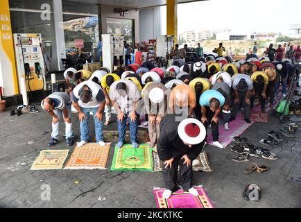 Ein sunnitisch-muslimischer Geistlicher hält während der Freitagsgebete, die am 3. September 2021 in einer Tankstelle südlich der libanesischen Hauptstadt Beirut, inmitten anhaltender sozioökonomischer und politischer Krisen, gehalten werden, eine "Khutab" (Predigt). - Die Krise hat zu Engpässen bei fast allem geführt, von Brennstoff über Strom bis hin zu Brot, mit Stromausfällen von bis zu 22 Stunden am Tag und Brennstoffen für private Generatoren, die immer knapper werden. (Foto von Fadel Itani/NurPhoto) Stockfoto