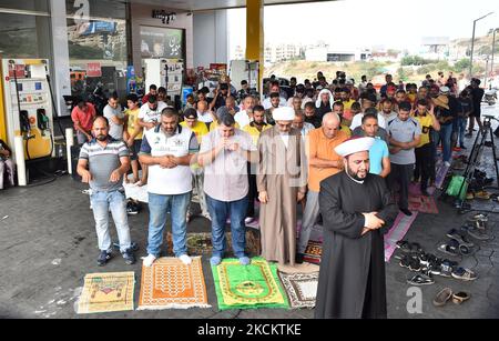 Ein sunnitisch-muslimischer Geistlicher hält während der Freitagsgebete, die am 3. September 2021 in einer Tankstelle südlich der libanesischen Hauptstadt Beirut, inmitten anhaltender sozioökonomischer und politischer Krisen, gehalten werden, eine "Khutab" (Predigt). - Die Krise hat zu Engpässen bei fast allem geführt, von Brennstoff über Strom bis hin zu Brot, mit Stromausfällen von bis zu 22 Stunden am Tag und Brennstoffen für private Generatoren, die immer knapper werden. (Foto von Fadel Itani/NurPhoto) Stockfoto