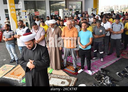 Ein sunnitisch-muslimischer Geistlicher hält während der Freitagsgebete, die am 3. September 2021 in einer Tankstelle südlich der libanesischen Hauptstadt Beirut, inmitten anhaltender sozioökonomischer und politischer Krisen, gehalten werden, eine "Khutab" (Predigt). - Die Krise hat zu Engpässen bei fast allem geführt, von Brennstoff über Strom bis hin zu Brot, mit Stromausfällen von bis zu 22 Stunden am Tag und Brennstoffen für private Generatoren, die immer knapper werden. (Foto von Fadel Itani/NurPhoto) Stockfoto