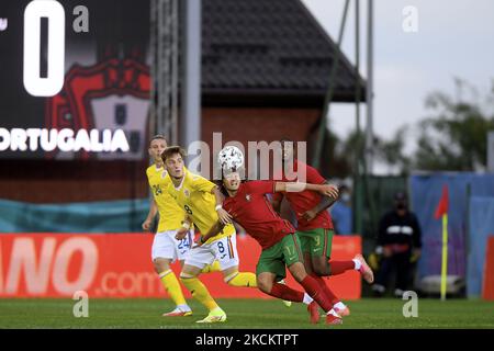 Constantin Grameni und Guilherme Guedes in Aktion während des Freundschaftsspiels zwischen Rumänien U20 und Portugal U20, das am Donnerstag, den 2. September 2021 in Voluntari, Rumänien, gespielt wurde. (Foto von Alex Nicodim/NurPhoto) Stockfoto