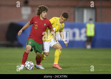 Bernardo Couto und Darius Grosu in Aktion während des Freundschaftsspiels zwischen Rumänien U20 und Portugal U20 in Voluntari, Rumänien, Donnerstag, 2. September 2021. (Foto von Alex Nicodim/NurPhoto) Stockfoto