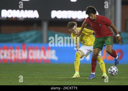 Duarte Carvalho und Constantin Grameni in Aktion während des Freundschaftsspiels zwischen Rumänien U20 und Portugal U20 in Voluntari, Rumänien, Donnerstag, 2. September 2021. (Foto von Alex Nicodim/NurPhoto) Stockfoto