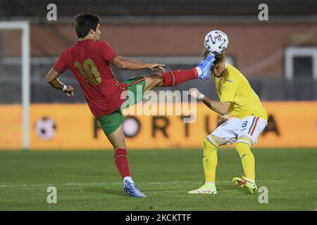 Duarte Carvalho und Constantin Grameni in Aktion während des Freundschaftsspiels zwischen Rumänien U20 und Portugal U20 in Voluntari, Rumänien, Donnerstag, 2. September 2021. (Foto von Alex Nicodim/NurPhoto) Stockfoto