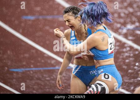 04/09/2021 Tokio, Japan. Die Italienerin Ambra Sabatini, links, feiert mit Martina Caironi, die nach dem Gewinn des T63 100-Meter-Finales der Frauen bei den Paralympischen Spielen 2020 in Tokio, Samstag, den 4. September 2021, Zweiter wurde. Japan. (Foto von Mauro Ujetto/NurPhoto) Stockfoto