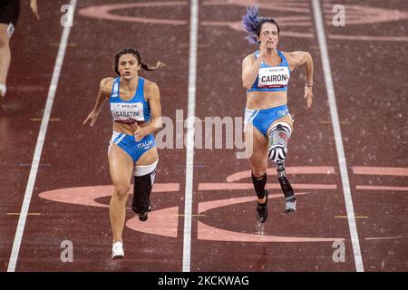 04/09/2021 Tokio, Japan. Die Italienerin Ambra Sabatini, links, Martina Caironi, zweite Linke in Aktion während des T63 100-Meter-Finales der Frauen bei den Paralympischen Spielen 2020 in Tokio, Samstag, den 4. September 2021, Japan. (Foto von Mauro Ujetto/NurPhoto) Stockfoto