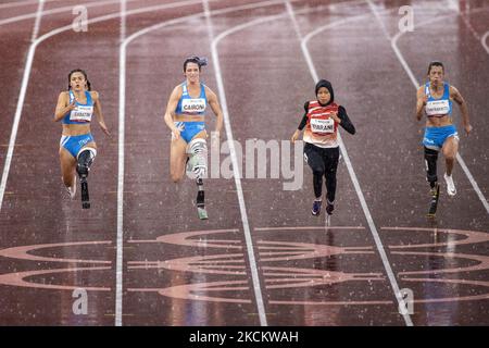 04/09/2021 Tokio, Japan. Italiens Ambra Sabatini, links, Martina Caironi, zweite links, Indonesiens Karisma Evi Tiarani, zweite rechts, und Monica Graziana Contrafatto, rechts, in Aktion während des T63 100-Meter-Finales der Frauen bei den Paralympischen Spielen 2020 in Tokio, Samstag, 4. September 2021, Japan. (Foto von Mauro Ujetto/NurPhoto) Stockfoto