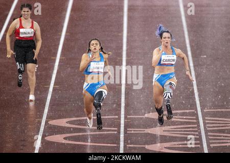 04/09/2021 Tokio, Japan. Die Italienerin Ambra Sabatini, links, Martina Caironi, zweite Linke in Aktion während des T63 100-Meter-Finales der Frauen bei den Paralympischen Spielen 2020 in Tokio, Samstag, den 4. September 2021, Japan. (Foto von Mauro Ujetto/NurPhoto) Stockfoto