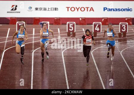 04/09/2021 Tokio, Japan. Italiens Ambra Sabatini, links, Martina Caironi, zweite links, Indonesiens Karisma Evi Tiarani, zweite rechts, und Monica Graziana Contrafatto, rechts, in Aktion während des T63 100-Meter-Finales der Frauen bei den Paralympischen Spielen 2020 in Tokio, Samstag, 4. September 2021, Japan. (Foto von Mauro Ujetto/NurPhoto) Stockfoto