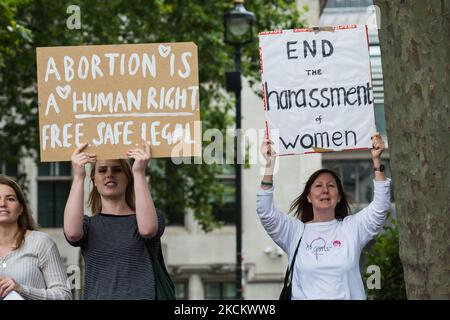 LONDON, VEREINIGTES KÖNIGREICH - 04. SEPTEMBER 2021: Befürworter der Wahlfreiheit führen auf dem Parliament Square eine Demonstration durch, um sich weltweit für die reproduktiven Rechte von Frauen zu einsetzen, als Gegenprotest gegen den 'Marsch für das Leben', der am 04. September 2021 in London, England, stattfindet. Die Demonstranten drückten auch ihre Solidarität mit Frauen in Texas aus, wo ein neues Gesetz Abtreibungen verbietet, sobald kardiale Aktivitäten von medizinischen Fachleuten in der sechsten Schwangerschaftswoche erkannt werden können, was es zum restriktivsten Abtreibungsgesetz in den Vereinigten Staaten macht. (Foto von Wiktor Szymanowicz/NurPhoto) Stockfoto