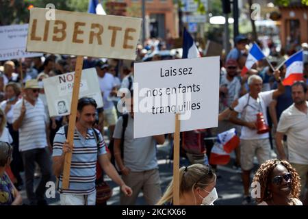 Eine Protesterin hält ein Plakat mit der Aufschrift „Berühre unsere Kinder nicht“. Mehrere tausend Demonstranten gingen nach Macrons Rede am 12.. Juli auf die Straße in Toulouse gegen die fast obligatorische Impfung und gegen den obligatorischen Gesundheitsausweis. Am 12.. Juli kündigte Macron an, dass der Gesundheitspass für den Eintritt in eine Vielzahl öffentlicher Einrichtungen wie Cafés, Theater, Konzertsäle, Kinos, Einkaufszentren, Öffentliche Verkehrsmittel, Schwimmbäder und sogar Krankenhäuser, außer in einer kritischen Situation usw. das Verbot öffentlicher Räume für ungeimpfte Personen hat am 9.. August begonnen. Das Pref Stockfoto