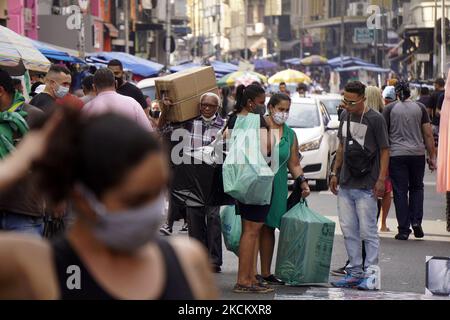 Menschen gehen am 4. September 2021 inmitten der Covid-19-Pandemie in der Innenstadt von Sao Paulo, Brasilien, spazieren. (Foto von Cris FAGA/NurPhoto) Stockfoto