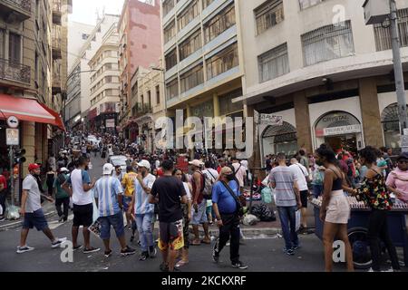 Menschen gehen am 4. September 2021 inmitten der Covid-19-Pandemie in der Innenstadt von Sao Paulo, Brasilien, spazieren. (Foto von Cris FAGA/NurPhoto) Stockfoto