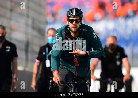 Sebastian Vettel vom Aston Martin Cognizant F1 Team kommt vor dem Rennen des Großen Preises der Niederlande, 13. Runde der Formel 1 Weltmeisterschaft im CM.com Circuit Zandvoort, Nordholland, Niederlande, 5. September 2021 ins Fahrerlager (Foto: Andrea Diodato/NurPhoto) Stockfoto