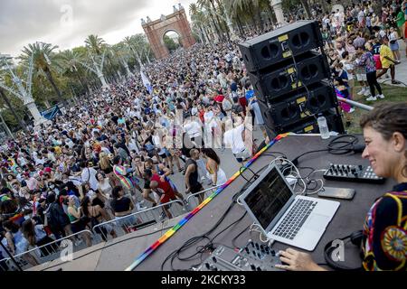 Die LGTBI-Gemeinschaft feiert den Tag der Pride BCN 2021 in Barcelona, nachdem sie aufgrund der Coronavirus/Covid-19-Pandemie am 5. September 2021 in Barcelona, Spanien, verschoben wurde. (Foto von Albert Llop/NurPhoto) Stockfoto