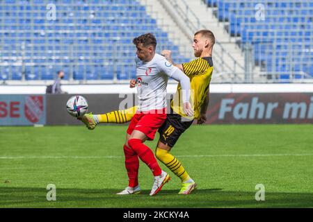 Ole Pohlmann (rechts) von Borussia Dortmund II und Florian Riedel (links) vom TSV Havelse kämpfen um den Ball während des 3. Liga-Spiel zwischen TSV Havelse und Borussia Dortmund II in der HDI-Arena am 05. September 2021 in Hannover. (Foto von Peter Niedung/NurPhoto) Stockfoto