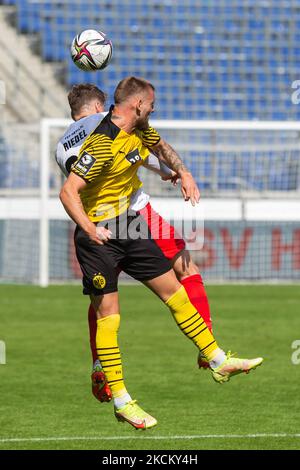 Ole Pohlmann (rechts) von Borussia Dortmund II und Florian Riedel (links) vom TSV Havelse kämpfen um den Ball während des 3. Liga-Spiel zwischen TSV Havelse und Borussia Dortmund II in der HDI-Arena am 05. September 2021 in Hannover. (Foto von Peter Niedung/NurPhoto) Stockfoto