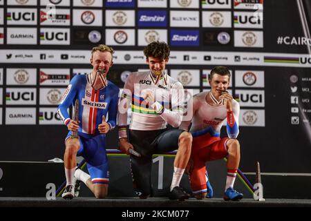 Dylan BIBIC aus Kanada gewinnt den ersten Platz, dann den zweiten Radovan STEC aus Tschechien und Drittel für Mikhail POSTARNAK aus Russland auf der Renndistanz 25km (100 Runden) während der UCI-Junioren-Bahn-Radweltmeisterschaften vom 1. Bis 5. September auf der Rennstrecke Radfahren im Cairo International Stadium, Unter der Schirmherrschaft seiner Exzellenz Präsident Abdel Fattah El-Sisi, Präsident der Republik am 3. Tag am 3,2021. August (Foto: Ayman Aref/NurPhoto) Stockfoto