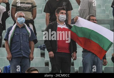 Fans mit Masken während der Qualifikation zur FIFA-Weltmeisterschaft der Gruppe C 2022 zwischen Bulgarien und Litauen am 05. September 2021 im Vasil Levski-Stadion in Sofia, Bulgarien (Foto: Georgi Paleykov/NurPhoto) Stockfoto