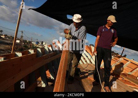 Palästinensische Arbeiter fertigten am 6. September 2021 in Khan Yunis, im südlichen Gazastreifen, ein 21 Meter langes und 6 Meter breites Fischerboot mit einfachen Werkzeugen und Geräten an. (Foto von Majdi Fathi/NurPhoto) Stockfoto