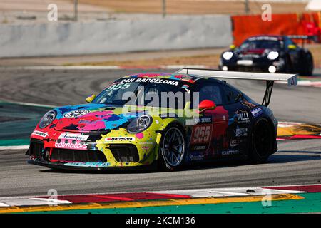 Fahrer:Fabrizio Broggi, Nicolae Sergiu und Sabino de Castro von Willi Motorsport von Ebimotors mit Porsche 911 GT3 Cup (991 Gen II) beim HANKOOK 24h BARCELONA 2021-Rennen auf dem Circuit de Catalunya. (Foto von DAX Images/NurPhoto) Stockfoto