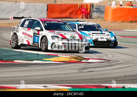 Fahrer: Emil Heyerdahl, Jasmin Preisig, Constantin Kletzer und Roberto Ferri von Autorama Motorsport by Wolf-Power Racing mit Volkswagen Golf GTi TCR DSG im Einsatz mit Fahrern: Johannes Dr. Kirchhoff, Gustav Edelhoff, Elmar Grimm, Max Edelhoff und Stefan Aust vom Team Car Collection Motorsport mit Audi R8 LMS GT3 beim HANKOOK 24h BARCELONA 2021 Race auf dem Circuit de Catalunya. (Foto von DAX Images/NurPhoto) Stockfoto